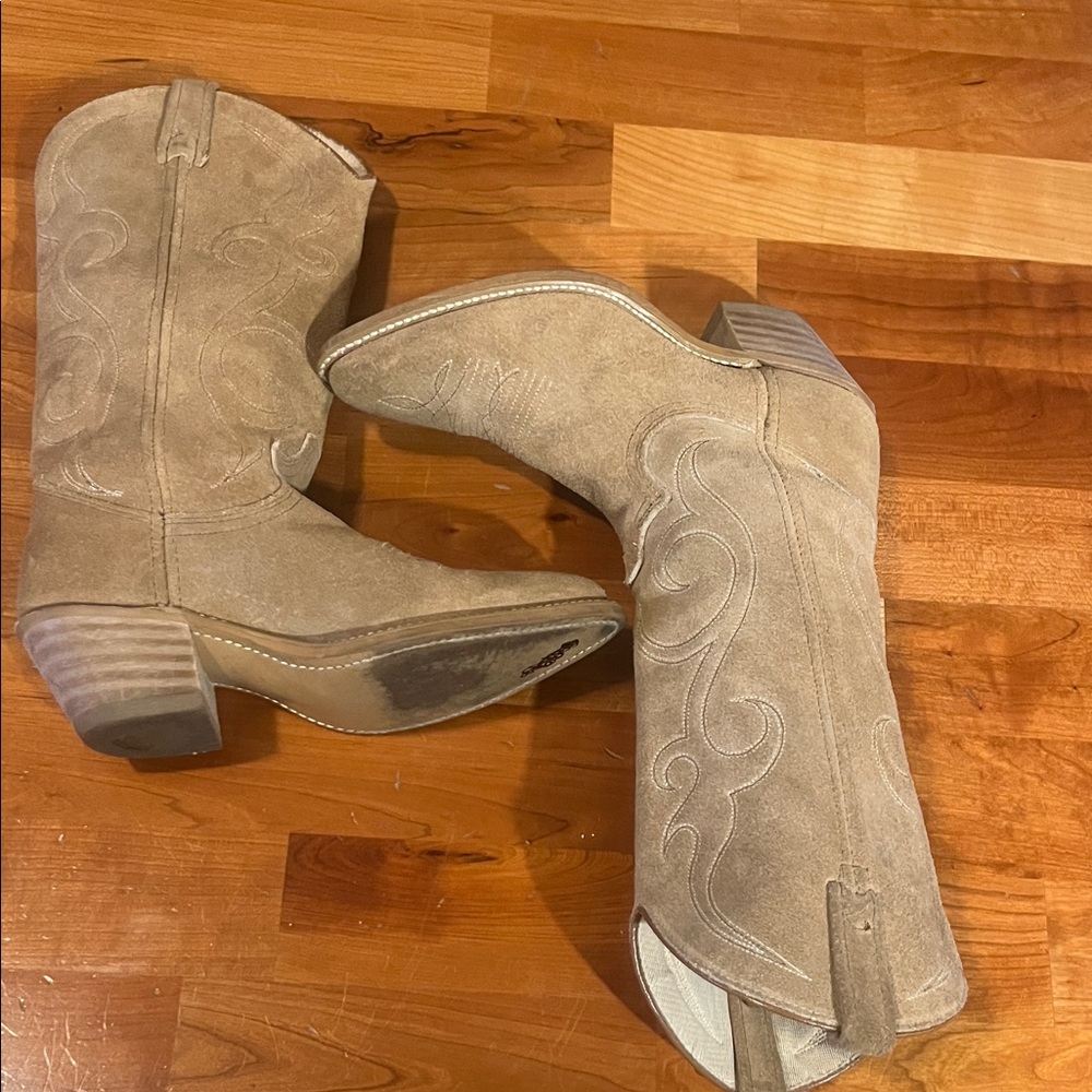 Tan Western Cowboy Boots Ariat  suede sz6